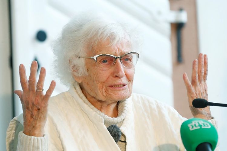 Lisel Heise, perempuan berusia 100 tahun yang baru terpilih sebagai anggota dewan di kota Kirchheimbolanden, Jerman. Foto ini diambil saat dia konferensi pers pada Senin (27/5/2019). (REUTERS/Ralph Orlowski)