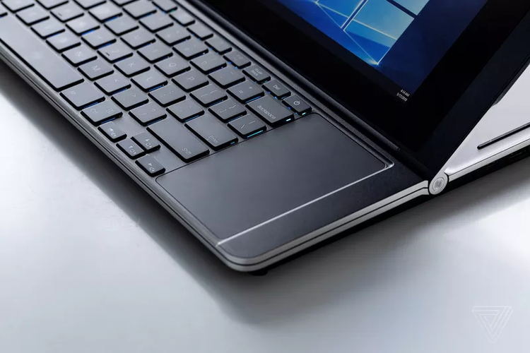 Touchpad Honeycomb Glacier di sisi kanan keyboard