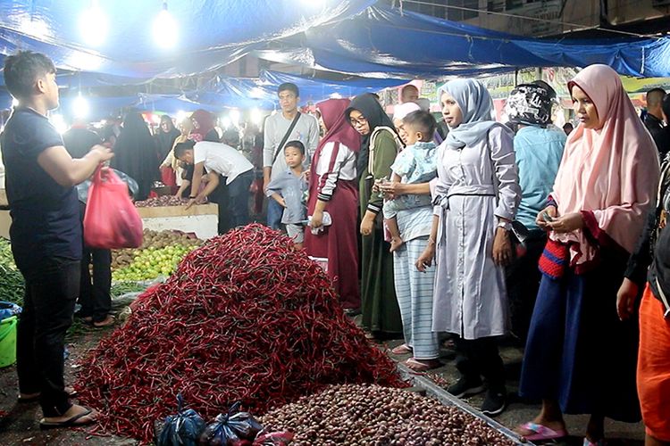 suasa pembeli cabai di Pasar Peunayong, Kota Badan Aceh, Jumat (31/05/2019) malam. 