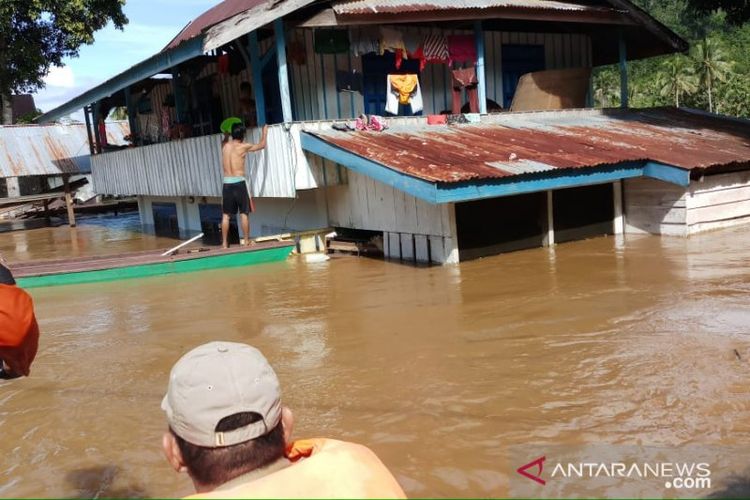 Tim rescue Basarnas Kendari saat melakukan evakuasi terhadap korban warga yang terdampak banjir.