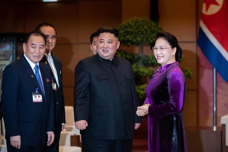 Pemimpin Korea Utara Kim Jong Un (tengah) berdiri bersama Ketua Majelis Nasional Vietnam Nguyen Thi Kim Ngan (kanan), dan Wakil Ketua Partai Buruh Korut Kim Yong Chol (kiri) saat berada di Majelis Nasional di Hanoi pada 1 Maret 2019. (AFP/SeongJoon Cho)
