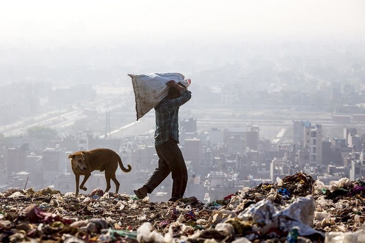 Beginilah kondisi tempat pembuangan sampah Ghazipur, New Delhi, India. Lokasi ini seharusnya ditutup pada 2002 karena sudah mencapai batas daya tampungnya. Namun, tak ada alternatif lokasi lain membuat ribuan ton sampah New Delhi setiap hari masih dibuang ke lokasi ini.