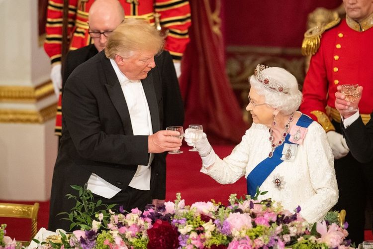 Ratu Inggris Elizabeth II (kanan) dan Presiden AS Donald Trump dalam jamuan makan malam mewah di ballroom Istana Buckingham di London, Inggris, Senin (3/6/2019). (AFP/Dominic Lipinski)