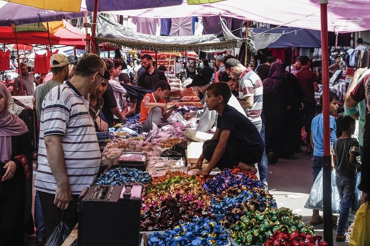 Warga Palestina berbelanja di pasar menjelang liburan Idul Fitri di Gaza City pada 2 Juni 2019. (AFP/MAHMUD HAMS)
