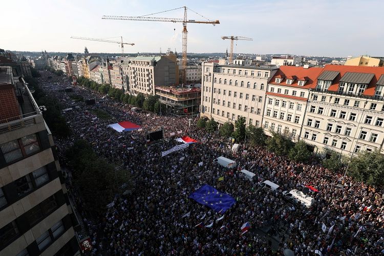 Demonstran berunjuk rasa menuntut pengunduran diri Perdana Menteri Ceko Andrej Babis di Praha, Republik Ceko, Selasa (4/6/2019). (REUTERS Bundas Engler)