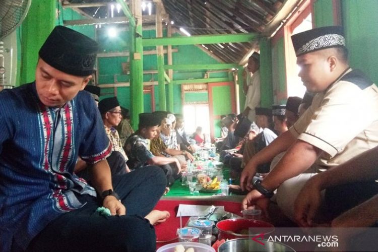 Suasana Tradisi Ziarah Rumah Gadang di Rumah Gadang Suku Mandahiliang di Nagari Sikabau, Kecamatan Pulau Punjung, Kamis (6/6/2019).