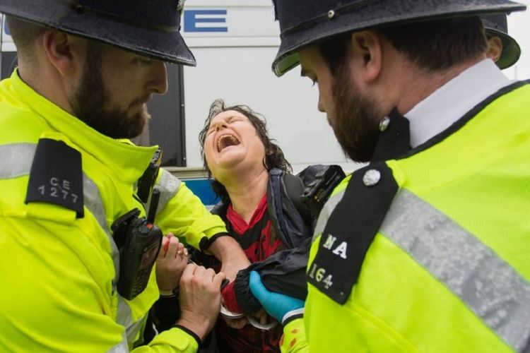 Perempuan Inggris yang menusuk balon Bayi Trump dengan gunting ditahan petugas kepolisian London.