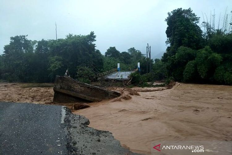 Jembatan permanen di Sungai Dampala, Kecamatan Bungku Tengah, Kabupaten Morowali, Sulteng, ambruk karena banjir bandang, Sabtu (8/6) dini hari, menyebabkan jalur trans Sulawesi Sultra-Sulteng terputus total. 