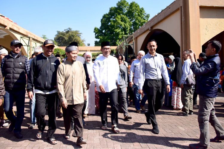 Gubernur Jawa Barat Ridwan Kamil saat berjalan bersama Ustaz Rahmat Baequni di Gedung Pusdai Jabar, Senin (10/6/2019).