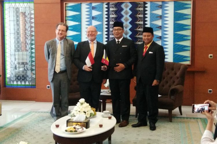 Gubernur Jawa Barat Ridwan Kamil saat bertemu dengan Duta Besar Belgia H.E. Stephane De Locker di Gedung Sate, Jalan Diponegoro No. 22, Kota Bandung, Rabu (12/6/19).