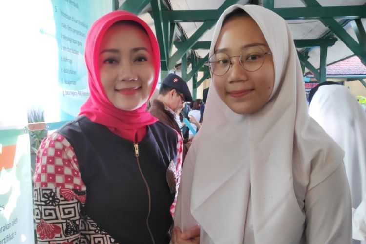 Istri Gubernur Jawa Barat Ridwan Kamil, Atalia Praratya saat mengantar anaknya Camillia Laetitia Azzahra mendaftar ke SMA Negeri 3 Bandung, Jalan Belitung, Senin (17/6/2019).