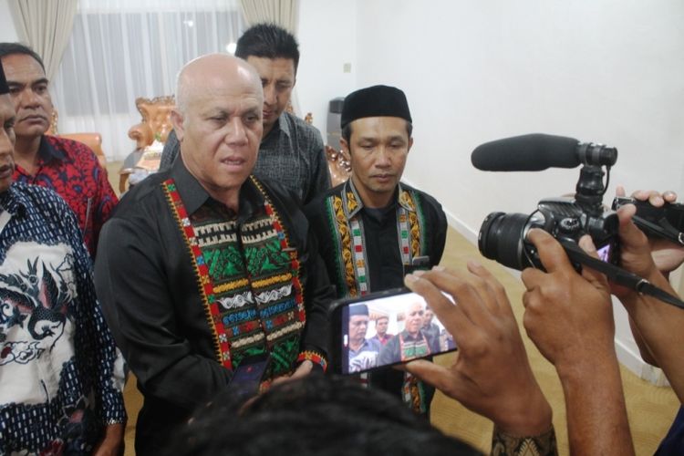 Bupati Aceh Tengah, Shabela Abubakar saat diwawancarai sejumlah wartawan dalam suatu kegiatan.