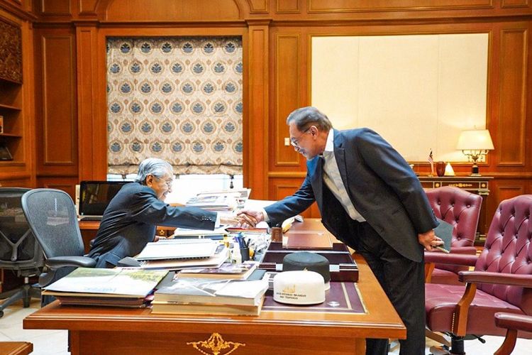 Presiden Partai Keadilan Rakyat (PKR) Anwar Ibrahim bertemu dengan Perdana Menteri Malaysia Mahathir Mohamad di kantornya, Kamis (20/6/2019)