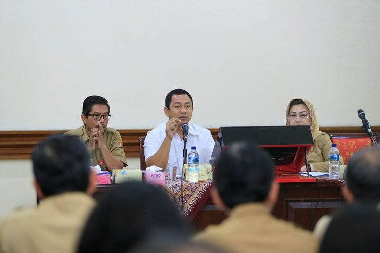 Wali Kota Semarang, Hendrar Prihadi saat memimpin Rapat Koordinasi guna mempersiapkan Rapat Kerja Nasional (Rakernas) Asosiasi Pemerintah Kota Seluruh Indonesia (Apeksi) 2019.
