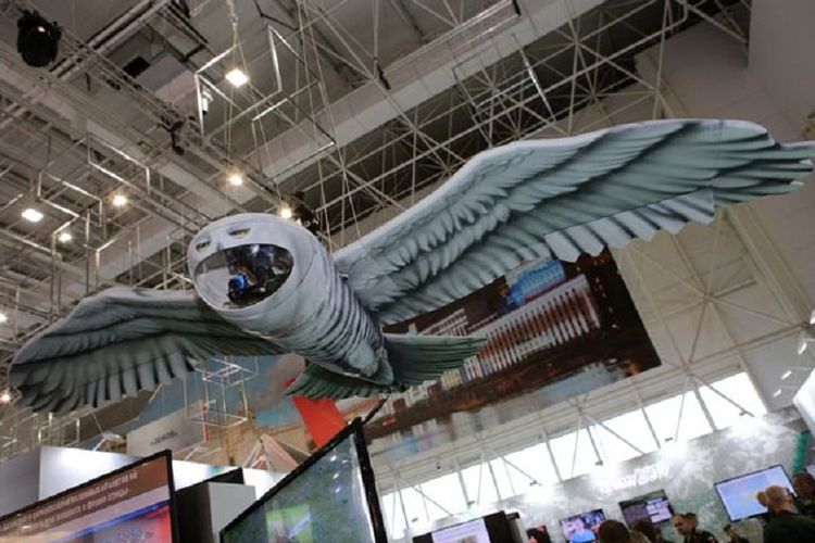 Inilah drone ringan berbentuk burung hantu mirip peliharaan penyihir dalam kisah fiksi Harry Potter yang dipamerkan Rusia dalam pameran militer di Moskwa Selasa (25/6/2019).