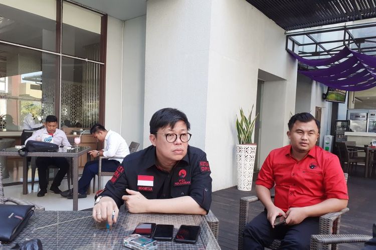 Ketua DPD Partai Demokrasi Indonesia Perjuangan (PDIP) Alex Indra Lukman didampingi Bupati Dharmasraya Sutan Riska Tuanku Kerajaan dalam Rakerda PDI Perjuangan di Hotel Mercure Kota Padang, Rabu (26/6/2019).