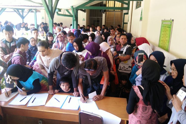 Ratusan orangtua siswa saat mengantre dalam proses pengumuman hasil PPDB 2019 di SMA Negeri 3 Bandung, Jalan Belitung, Kota Bandung, Sabtu (29/6/2019). 