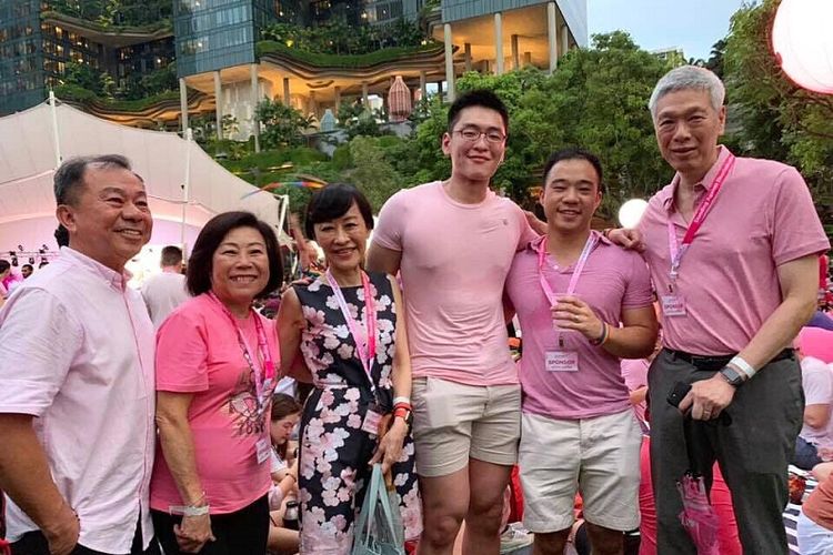 Li Huanwu (keempat dari kiri), cucu laki-laki Bapak Bangsa serta Pendiri Singapura Lee Kuan Yew menghadiri acara Pink Dot 11 di Taman Hong Lim, Singapura, Sabtu sore (29/6/2019) bersama dengan suaminya Heng Yirui serta orang tua mereka masing-masing.