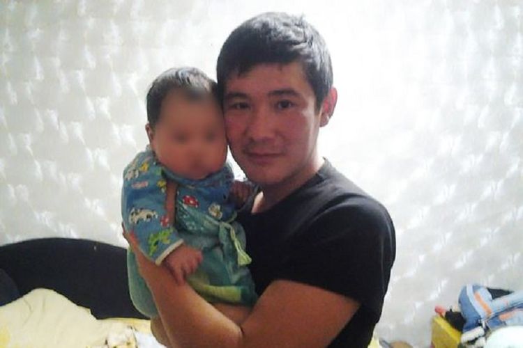 Nikolay Irgit bersama anaknya. Dia menjadi perhatian setelah selamat dari serangan beruang di Siberia, Rusia.