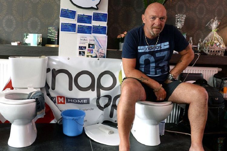 Jimmy de Frenne, pria asal Belgia yang mencoba memecahkan rekor dunia dengan duduk di toilet.