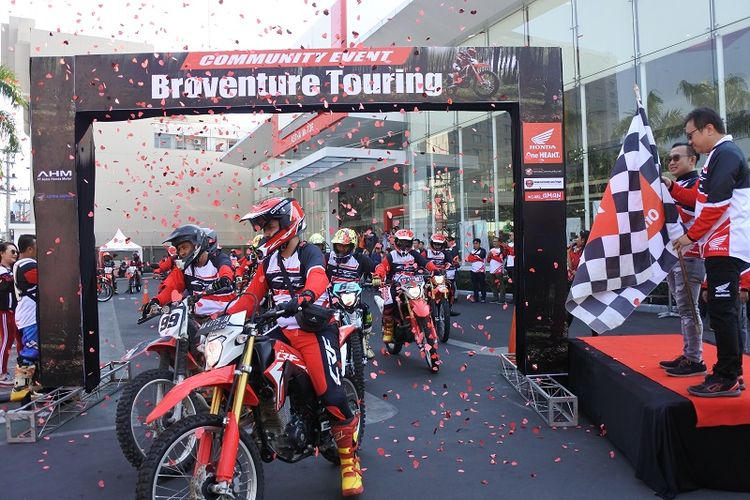 Direktur Pemasaran AHM Thomas Wijaya melepas peserta touring Broventure 2019