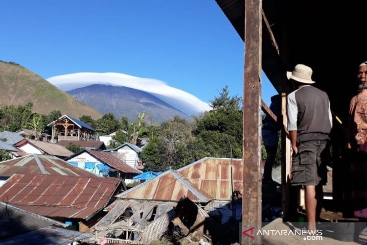 Fenomena topi awan di Gunung Rinjani, NTB.