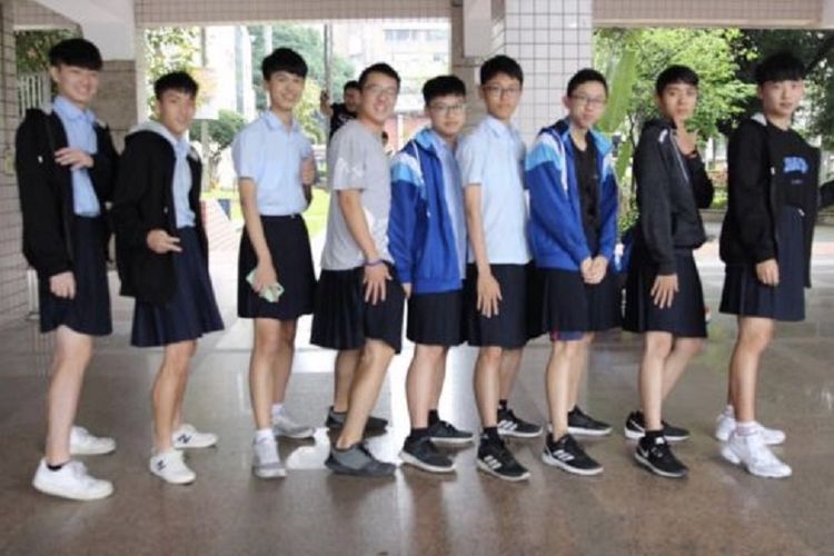 Murid pria sebuah sekolah di Taiwan mengenakan seragam rok untuk mengampanyekan seragam yang netral gender.