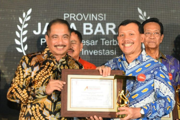 Sekretaris Daerah Provinsi Jawa Barat Iwa Karniwa saat menerima penghargaan Platinum Provinsi Besar kategori Investasi dalam Indonesia Attractiveness Award (IAI) 2019, yang digagas oleh Tempo Media Group dan Frontier Consulting Group, di Hotel Pullman, Jakarta, Selasa (23/7/2019)