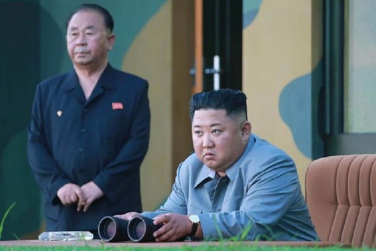 Pemimpin Korea Utara (Korut) Kim Jong Un ketika menyaksikan uji coba senjata kaliber besar terbaru yang dia klaim bakal membuat musuh sangat kesulitan.