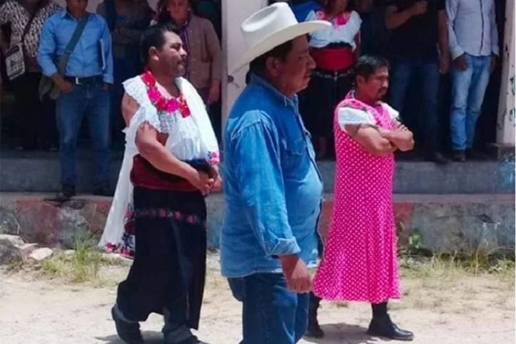 Wali Kota Huixtan di Meksiko, Javier Sebastian Jimenez Santiz, dan stafnya diarak dengan mengenakan baju perempuan selama 4 hari penuh setelah dianggal gagal memenuhi janji kampanye.