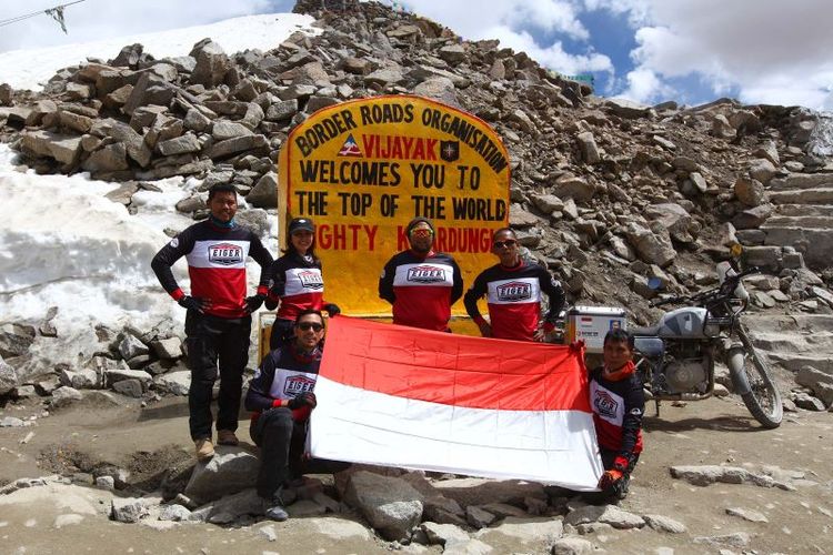 Darius Sinathrya dan Donna Agnesia berhasil mencapai Khardung La Pass, jalan raya tertinggi di dunia yakni 5.359 meter dari dasar permukaan laut di Himalaya.