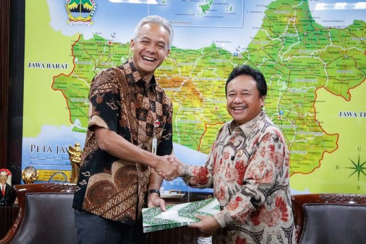 Gubernur Jateng Ganjar Pranowo menerima setifikat hak pengelolaan lahan (HPL) lahan PRPP dari Kepala BPN Jateng Jonahar.
