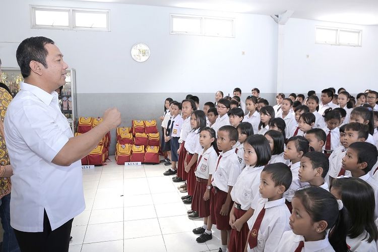 Wali Kota Semarang Hendrar Prihadi memberi pengarahan dan motivasi kepada siswa saat berkunjung ke Sekolah Kuncup Melati di Klenteng Tay Sie, Gang Lombok Kelurahan Purwodinatan, Semarang Tengah, Senin (12/8/2019). 