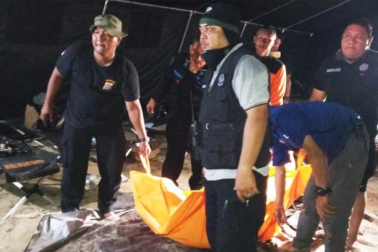 Sejumlah tim gabungan saat mengevakuasi jenazah mahasiswa UGM yang berhasil ditemukan di dasar Sungai Rungan, Palanglaraya, Senin (12/8/2019)