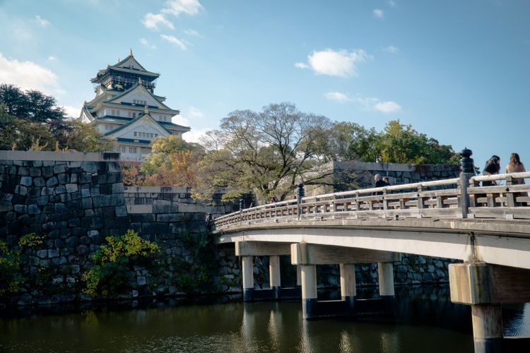 Kastil megah dengan lima lantai ini menjadi salah satu destinasi sejarah di Osaka yang diminati oleh banyak wisatawan asing maupun lokal.