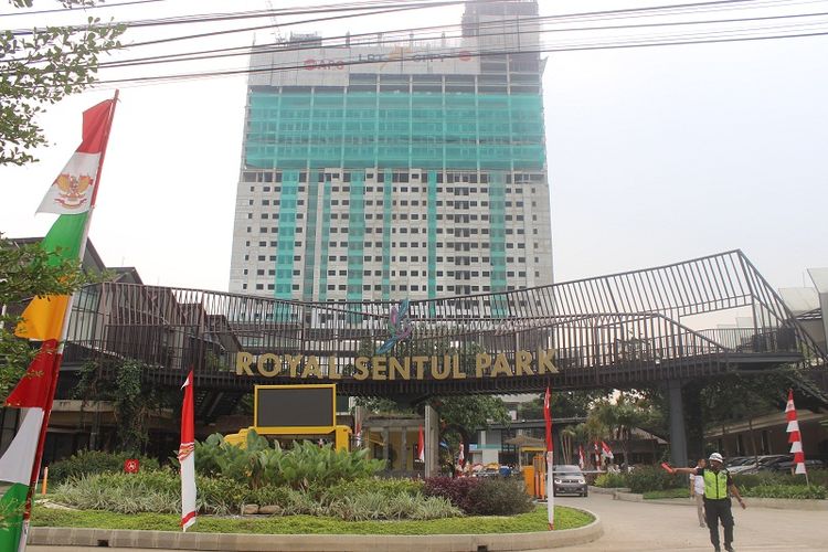 LRT City Royal Sentul Park mencapai tahap tutup atap, Sabtu (17/8/2019).