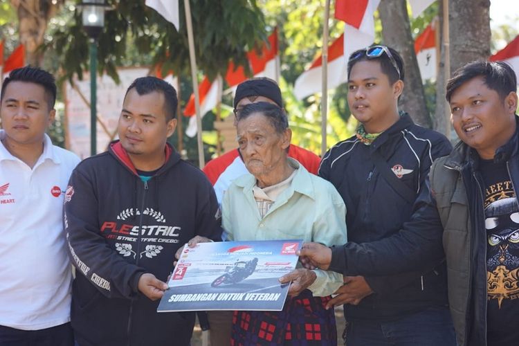 Asosiasi StreetFire Indonesia (ASFI) memberikan sejumlah bantuan kepada veteran pejuang di Museum Linggarjati, Kuningan, Sabtu (17/8/2019).