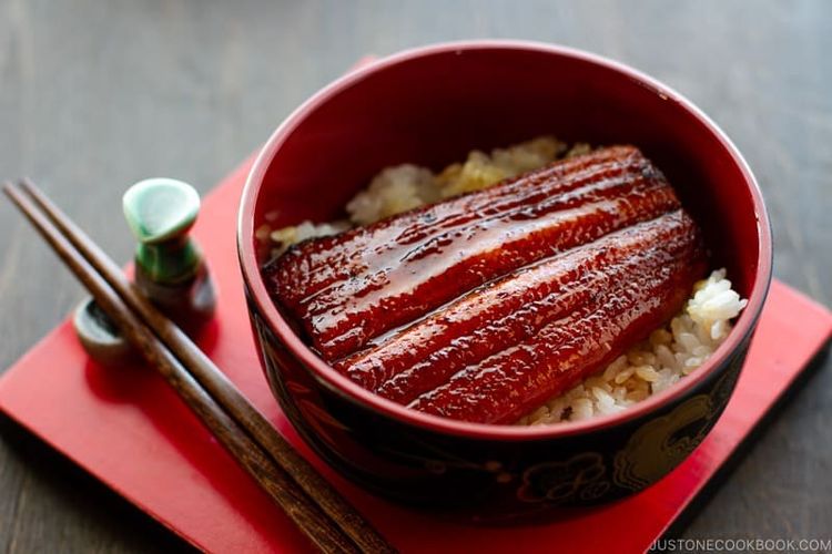 Unagi donburi atau nasi dengan toping belut teriyaki. 