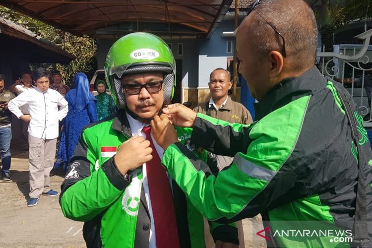 Anggota DPRD Jember terpilih periode 2019-2024 Agusta Jaka Purwana (kiri) naik ojek dari rumahnya menuju ke Gedung DPRD Jember untuk menghadiri pelantikannya di Gedung DPRD Kabupaten Jember, Jawa Timur, Rabu (21/8/2019)