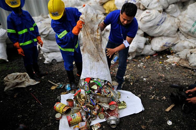 Sampah yang diangkut dari Gunung Everest. 