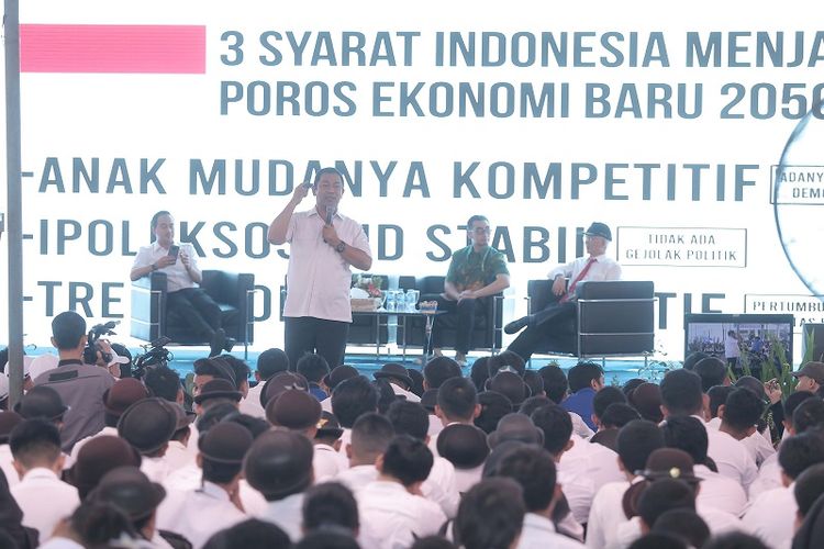 Wali Kota Semarang Hendrar Prihadi memberikan paparan di depan Mahasiswa Baru Udinus angkatan Tahun 2019, Senin (2/9/2019).