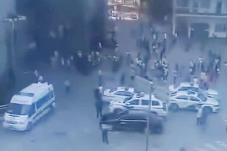 Potongan rekaman video memperlihatkan polisi dan paramedis datang ke sekolah di Enshi City, China, setelah terjadi insiden penyerangan yang menewaskan delapan anak di hari pertama bersekolah Senin (2/9/2019).