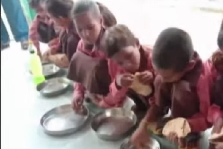 Rekaman gambar video memperlihatkan para murid SD di Uttar Pradesh, India, makan roti bercampur garam saat makan siang. Jurnalis yang merekamnya kemudian dilaporkan ke polisi sehingga mendapat reaksi keras.