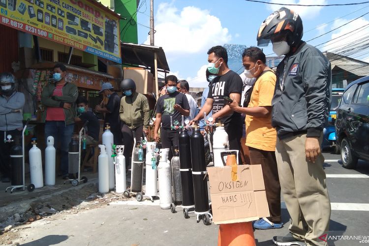  Warga mengantre di salah satu depot pengisian oksigen di Jalan Minangkabau, Setiabudi, Jakarta Selatan, Jumat (2/7/2021).