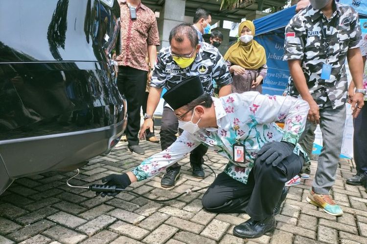 Wali Kota Jakarta Barat Yani Wahyu Purwoko saat melakukan uji emisi kendaraan di kantor Wali Kota Jakarta Barat, Kamis (6/1/2022). ANTARA/Walda