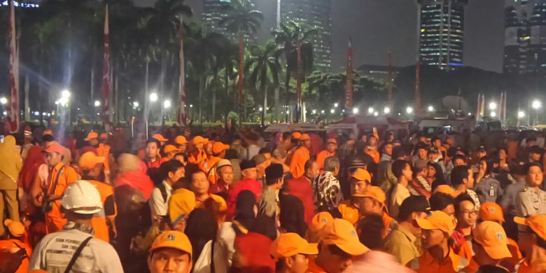 Pasukan oranye berkumpul di Monas untuk melihat peresmian 100 RPTRA, Selasa (10/10/2017) malam. 