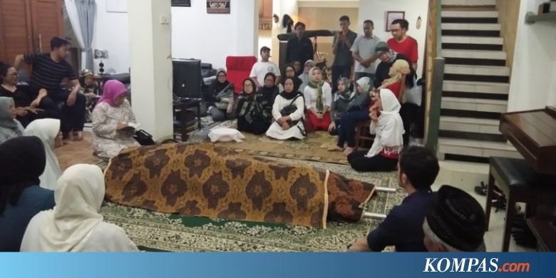 Isak Tangis Sambut Jenazah Produser RTV Korban Tabrak Lari Saat Bersepeda