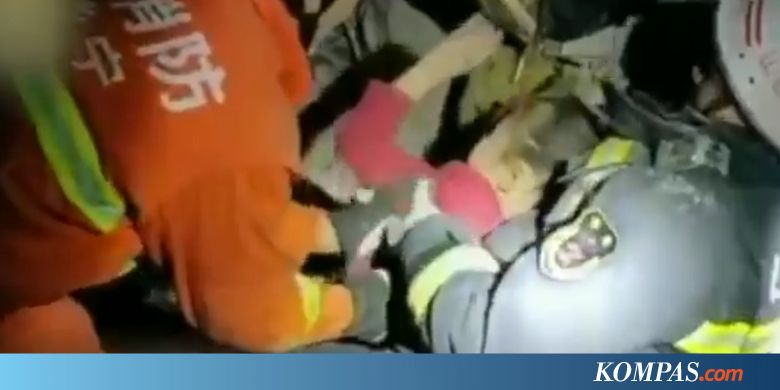 Petugas Bohongi Bocah yang Terjebak di Reruntuhan agar Mau Diselamatkan