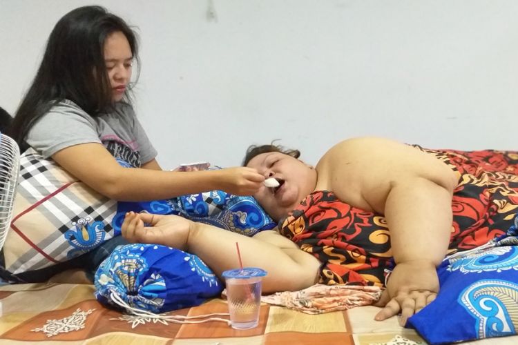 Titi Wati saat diberikan makan oleh anaknya diruang rawat inap rumah sakit
