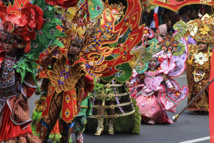 Peserta mengikuti Solo Batik Carnival (SBC) X di kawasan Sriwedari, Solo, Jawa Tengah, Jumat (14/7/2017). Karnaval SBC bertajuk Astamurti Kawijayan tersebut selain diikuti 190 peserta dari Solo juga dimeriahkan penampilan dari Jember Fashion Carnaval dan Caruban Carnival. 